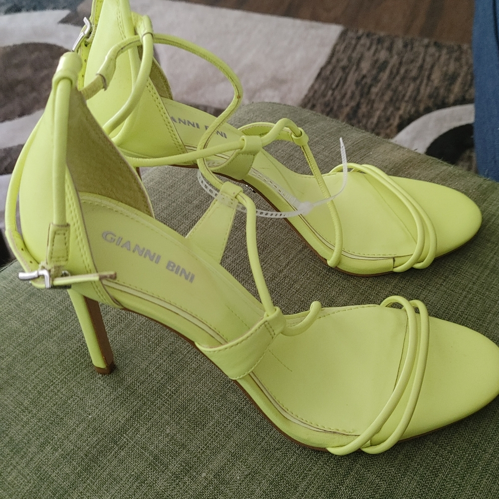 Size 9.5B - Picture 2 of 3